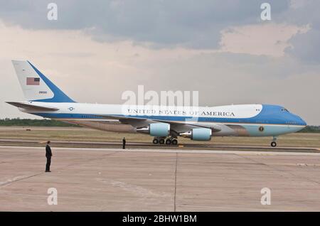 Austin, Texas, USA, 10.. Mai 2011: Präsident Barack Obama kommt mit der Air Force One. ©Marjorie Kamys Cotera/Daemmrich Photography Stockfoto