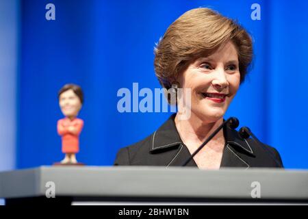 Fort Worth Texas, USA, 13. April 2011: Die ehemalige First Lady Laura Bush erzählt während einer Grundsatzrede auf einer Wirtschaftskonferenz Geschichten aus ihrem neuen Buch „Speech from the Heart“. Auf dem Rednerpult steht eine Puppe von Mrs. Bush. ©Bob Daemmrich Stockfoto