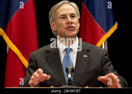 Austin, Texas, USA, 31. Januar 2011: Texas Attorney General Greg Abbott reagiert auf die USA Bezirksrichter Roger Vinson hat heute entschieden, dass der Patient Protection and Affordable Care Act, auch bekannt als Obamacare, verfassungswidrig ist. Texas ist einer von 26 Staaten, die die Bundesregierung verklagen, um das Gesetz zu ändern. ©Bob Daemmrich Stockfoto