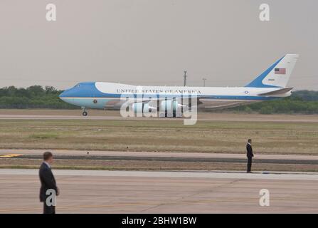 Austin, Texas, USA, 10.. Mai 2011: Präsident Barack Obama kommt mit der Air Force One. ©Marjorie Kamys Cotera/Daemmrich Photography Stockfoto