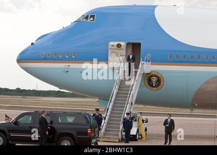 Austin, Texas, USA, 10. Mai 2011: Präsident Barack Obama geht nach der Landung in Austin die Treppe der Air Force One hinunter. ©Marjorie Kamys Cotera/Daemmrich Photography Stockfoto
