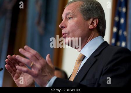 Austin Texas, USA, 12. Januar 2011: Texas Lieutenant Governor David Dewhurst spricht mit Reportern über die Prioritäten der kommenden 82.. Legislativsitzung. Texas hat die Wirtschaftskrise besser überstanden als die meisten Staaten, hat aber im nächsten Geschäftsjahr noch immer ein potenzielles Defizit von $27 Milliarden Dollar. ©Bob Daemmrich Stockfoto