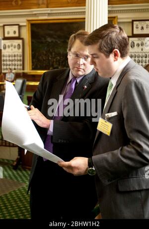 Austin, Texas, USA, Februar 17 2011: Texas Senator Brian Birdwell spricht während der 82.. Legislaturperiode mit jungen Mitarbeitern im Senat. ©Marjorie Kamys Cotera/Daemmrich Photography Stockfoto