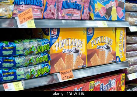 Austin Texas, USA, Oktober 26 2010: Ausstellung von Cookies und Crackern mit zweisprachiger englisch-spanischer Verpackung bei Walmart. ©Marjorie Kamys Cotera/Daemmrich Photography Stockfoto