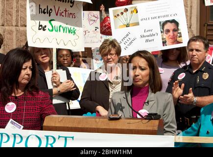 Austin Texas, USA, 14. Februar 2011: Emotionale Frau spricht bei einer Kundgebung gegen häusliche Gewalt im Texas Capitol. Die Mitglieder der Gruppe unterstützen mehr Mittel für Überlebende von Misshandlungen. ©Marjorie Kamys Cotera/Daemmrich Photography Stockfoto