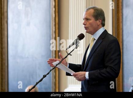 Austin, Texas, USA, Januar 24 2011: Texas Lieutenant Governor David Dewhurst spricht während der 82.. Legislativsitzung mit Senatoren. ©Marjorie Kamys Cotera/Daemmrich Photography Stockfoto