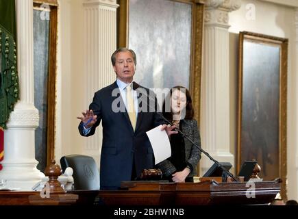 Austin, Texas, USA, Januar 24 2011: Texas Lieutenant Governor David Dewhurst spricht während der 82.. Legislativsitzung mit Senatoren. ©Marjorie Kamys Cotera/Daemmrich Photography Stockfoto