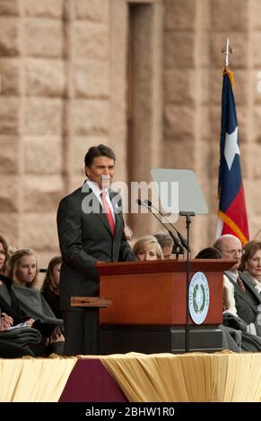 Austin, Texas, USA, 18. Januar 2011: Der texanische Gouverneur Rick Perry spricht, nachdem er für seine dritte volle Amtszeit als Gouverneur vereidigt wurde. ©Bob Daemmrich Stockfoto