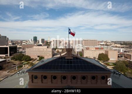 Austin Texas, USA, Januar 6 2011: Die Flagge von Texas fliegt vom Flaggenmast auf dem Dach des Texas Capitol hinter und unter dem Capitol Dome und blickt nach Norden auf den Hauptstadtkomplex und den Campus der University of Texas. ©Marjorie Kamys Cotera/Daemmrich Photography Stockfoto