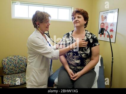 Victoria Texas, USA, Mai 2010: Weibliche Krankenschwester verwendet ein Stethoskop, um den Herzschlag einer Patientin im Untersuchungsraum zu hören. ©Marjorie Kamys Cotera/Daemmrich Photography Stockfoto