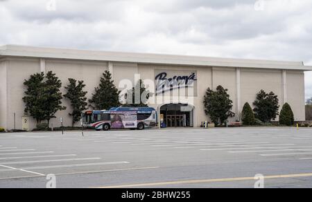 Berks County, Pennsylvania, USA, 26. April 2020- der Bus von Barta fährt bis zum Kaufhaus von Boscov, das wegen Coronavirus geschlossen ist. Stockfoto