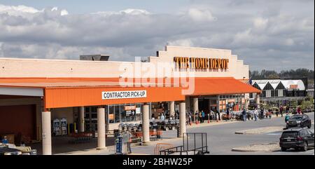 Berks County, Pennsylvania: 26. April 2020- Kunden soziale Distanz während der Wartezeit in der langen Schlange, um Home Depot zu betreten. Stockfoto