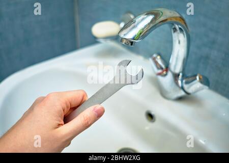 Konzept der Reparatur Waschbecken im Bad. Nahaufnahme. Stockfoto