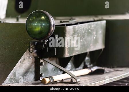 Militärische Ausrüstung des Zweiten Weltkriegs. Scheinwerfer auf einem Panzer aus dem Zweiten Weltkrieg. Strahler in einer schützenden Farbe. Stockfoto