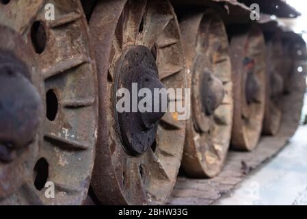 Militärische Ausrüstung des Zweiten Weltkriegs. Spuren eines Panzers, der aus dem Sumpf gehoben wurde. Rostige Räder alter Ausrüstung. Stockfoto