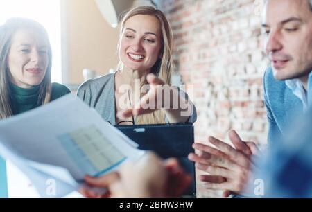 Geschäftsleute in einem Startup-Unternehmen, die über Finanzen sprechen Stockfoto