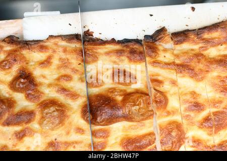 Schneiden knusprige Focaccia Pizza in Rom Italien Stockfoto