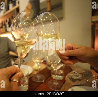 Weinprobe Feier in Rom Italien mit zwei Gläsern Sprudelnd Stockfoto