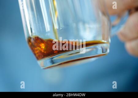 Perfekt gebrüht Gießen Sie über schwarzen Kaffee Stockfoto