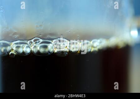 Perfekt gebrühten schwarzen Kaffee gießen über Stockfoto