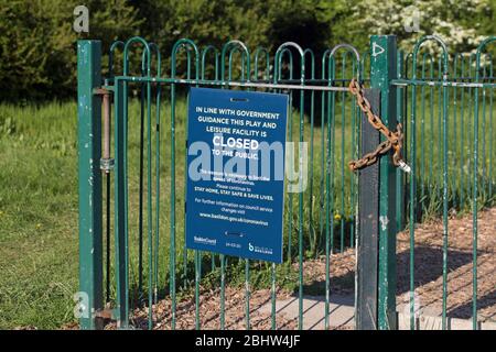 Wickford, Essex, England, 25. April 2020, Parkbenutzer werden mit einem Schild konfrontiert, das besagt, dass der Park wegen Coronavirus geschlossen ist. Stockfoto