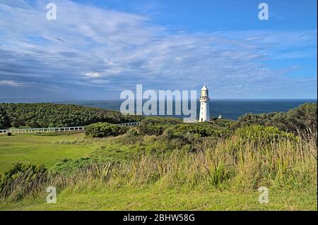 Cape Otway Leuchtturm mit dem Meer hinter Stockfoto