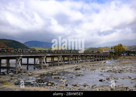 Arashiyama Togetsukyo Brücke wurde während der Heian Periode (794-1185) gebaut und in den 1930er Jahren rekonstruiert, die den Oi Fluss überquerten. Dieses Wahrzeichen Stockfoto