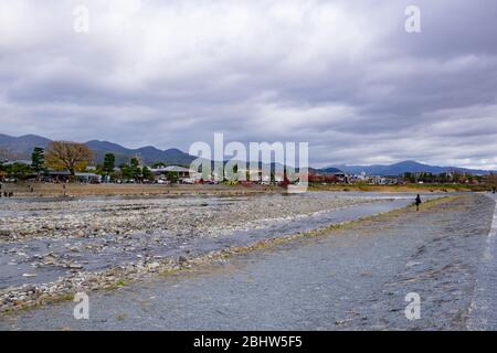 Arashiyama Togetsukyo Brücke wurde während der Heian Periode (794-1185) gebaut und in den 1930er Jahren rekonstruiert, die den Oi Fluss überquerten. Dieses Wahrzeichen Stockfoto