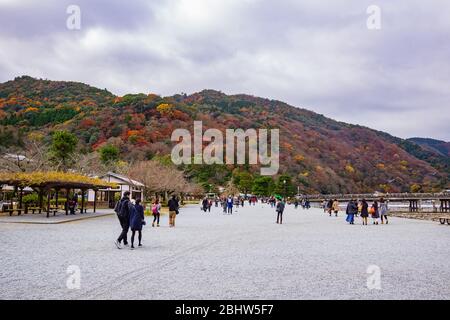 Arashiyama Togetsukyo Brücke wurde während der Heian Periode (794-1185) gebaut und in den 1930er Jahren rekonstruiert, die den Oi Fluss überquerten. Dieses Wahrzeichen Stockfoto