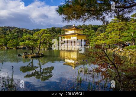 Kinkakuji Zen Buddhist Temple ist ein beeindruckendes Gebäude mit Blick auf einen großen Teich, bekannt als Altersruhesitz. Rokuonji ist der offizielle nam Stockfoto