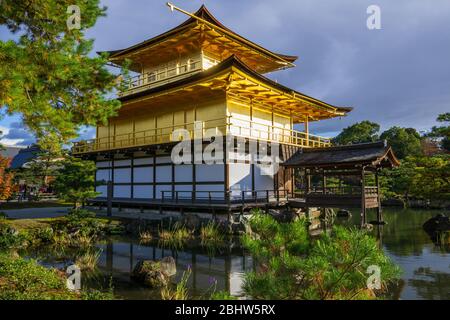 Kinkakuji Zen Buddhist Temple ist ein beeindruckendes Gebäude mit Blick auf einen großen Teich, bekannt als Altersruhesitz. Rokuonji ist der offizielle nam Stockfoto