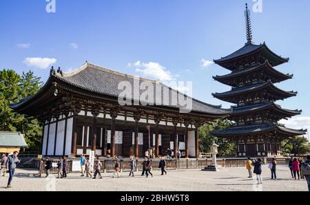 Kofukuji Temple Nara wurde 669 von der mächtigen Fujiwara-Familie gegründet, der 50 m hohen fünfstöckigen Pagode, die als National Treasure Museum bekannt ist und in der sich das Haus befindet Stockfoto