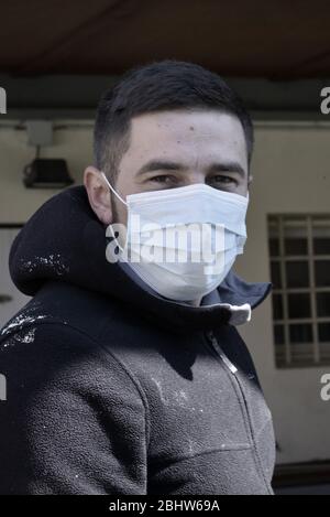 Roofer, der mit einer Maske arbeitet Stockfoto