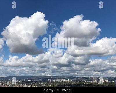 Blick über das L.A. Becken von den Baldwin Hills Scenic Overlook Park mit großen Wolken und klarer Luft, Stockfoto