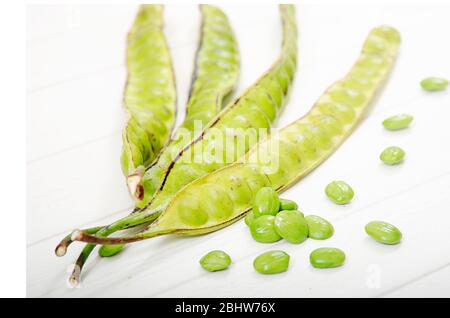 Parkia speciosa (Petai, Bitterbohne, verdrehte Bohne, Stinker oder Stink Bohne) auf weißem Holztisch Stockfoto