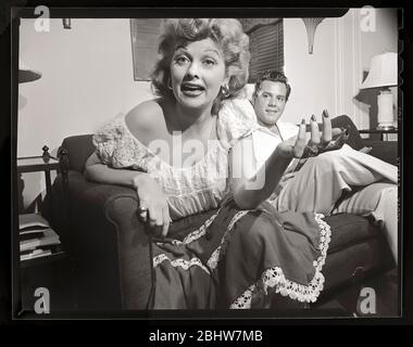 Lucille Ball & Desi Arnaz 1954. Bild von 4x5 Zoll Negativ. Stockfoto