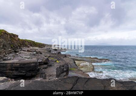 Wunderschöner Blick auf die Insel Valentia. Malerisches irisches Land an einem stumpfen Frühlingstag, County Kerry, Irland. Stockfoto