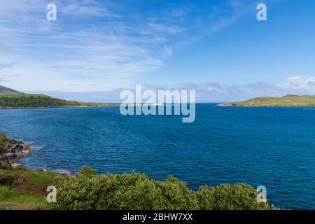 Wunderschöne Aussicht auf Valentia Island Leuchtturm in Cromwell. Standorte einen Besuch wert auf den wilden Atlantik. Malerische irische Landschaft auf sonnigen Su Stockfoto