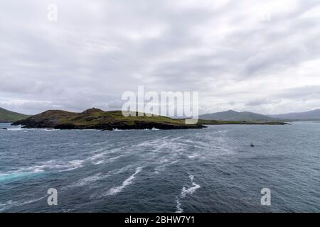 Wunderschöner Blick auf die Insel Valentia. Malerisches irisches Land an einem stumpfen Frühlingstag, County Kerry, Irland. Stockfoto
