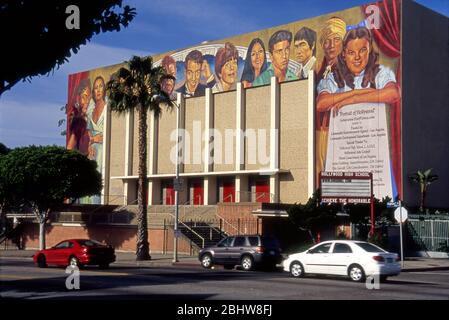 Wandgemälde mit dem Titel 'Portrait of Hollywood', gemalt von Eloy Torrez auf dem Auditorium außen an der Hollywood High School 2002 in Hollywod, CA Stockfoto