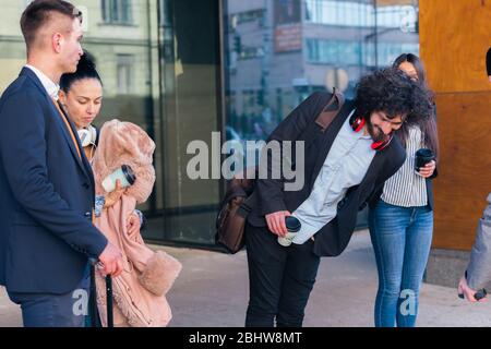 Eine Gruppe verschiedener Kollegen, die zusammen stehen und plaudern. Stockfoto