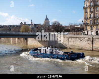 Polizeiboot auf der seine in Paris Stockfoto