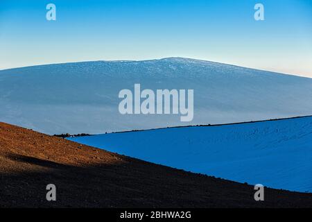 Blick vom Mauna Kea Gipfel zum Mauna Loa Gipfel auf Hawaii Insel. Stockfoto