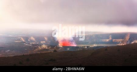 Abendglühen von der Hale Mahumahu Caldera im Volcanoes National Park in Hawaii. Stockfoto