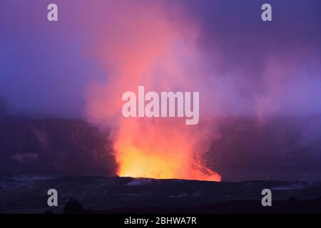 Abendglühen von der Hale Mahumahu Caldera im Volcanoes National Park in Hawaii. Stockfoto