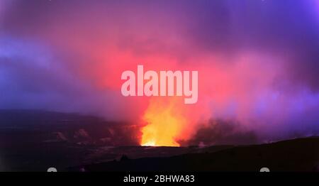 Abendglühen von der Hale Mahumahu Caldera im Volcanoes National Park in Hawaii. Stockfoto