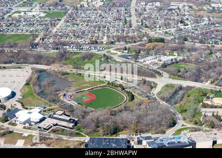 Luftaufnahme von Kenosha, Wisconsin an einem sonnigen Apriltag. Stockfoto