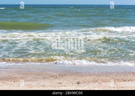 Meereswellen und sandige Strandlandschaft Stockfoto