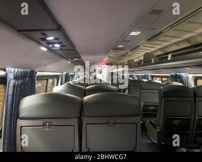 Usa. April 2020. Ein Amtrak-Zugwagen auf dem Weg von New York City nach Washignton, DC, ist am 27. April 2020 fast leer, da Reisende während der C?OVID-19-Krise weiterhin zu Hause bleiben. (Foto von Samuel Rigelhaupt/Sipa USA ) Quelle: SIPA USA/Alamy Live News Stockfoto