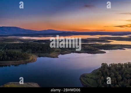 Luftaufnahme des Sees Gabriel y Galan in der Landschaft von Extremadura. Ein herrlicher Blick bei einem bunten Sonnenuntergang an einem bewölkten Tag. Eine tolle Landschaft Stockfoto